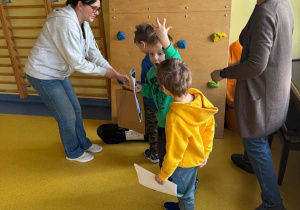 Pani wręcza dzieciom dyplomy i nagrody.