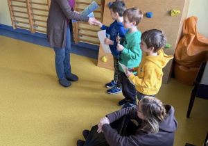 Pani Dyrektor wręcza dzieciom dyplomy za udział w konkursie.