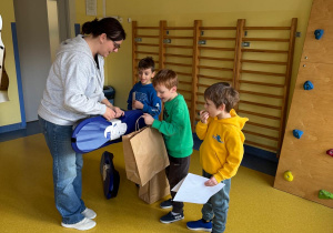 Pani wręcza dzieciom nagrody rzeczowe za udział w konkursie.