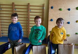 Chłopcy pozują z otrzymanymi nagrodami.