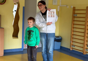 Chłopiec wraz z panią opowiada o swojej pracy konkursowej.