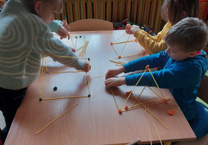 Wyzwanie piankowe- dzieci budują wieże z makaronu i plasteliny.